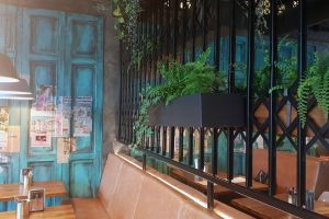 Kraty nożycowe w  Molam Thai Canteen & Bar – Kraków, ul. Rajska 3